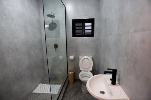 KitweCloud One Apartments的浴室配有卫生间、淋浴和盥洗盆。