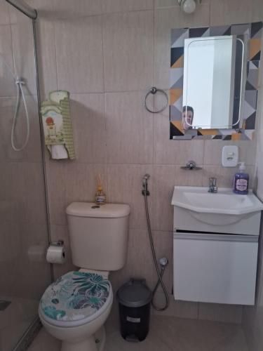 康赛瓦托利亚Pousada Talho da Serra的一间带卫生间、水槽和镜子的浴室