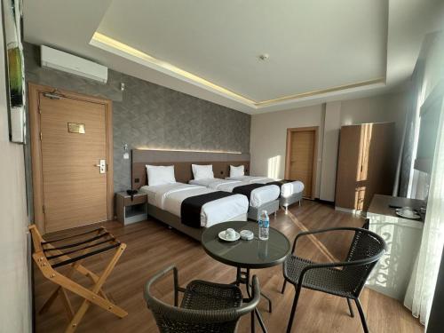 伊斯坦布尔尼康亚港口套房及酒店的酒店客房带一张床、一张桌子和椅子