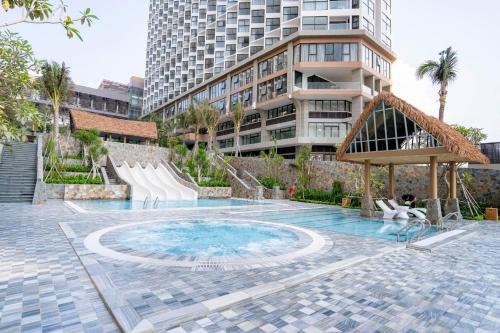 潘切APEC MANDALA CDT - Resort的大楼内一个带滑梯的游泳池
