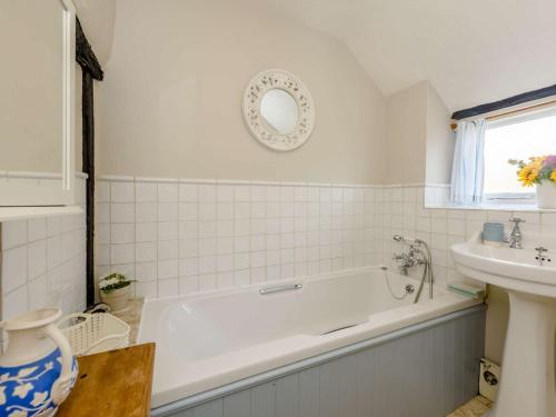 塞得利斯坎贝1 bed in Sedlescombe 83845的带浴缸和盥洗盆的浴室