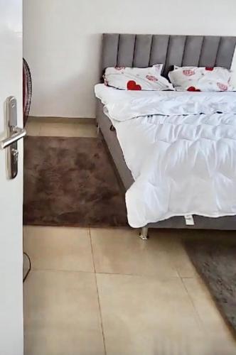RufisqueSamira的一间卧室配有白色床单