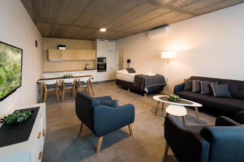 布拉格Residence Trafick的客厅配有沙发和桌子