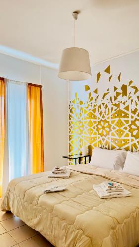 蒙雷亚莱Casa Lilla的一间卧室设有一张黄色和白色墙壁的大床