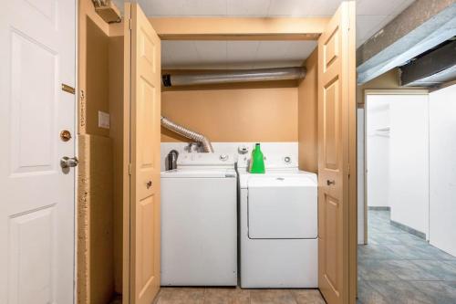 温哥华Tranquil Haven near Attractions: 4 BD Suite的洗衣房配有洗衣机和烘干机