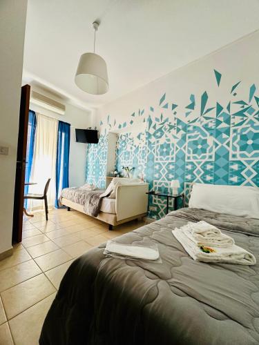 蒙雷亚莱Casa Lilla的一间卧室配有一张带蓝色图案墙壁的床