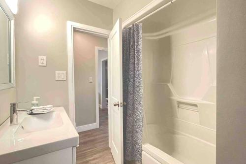 圣凯瑟琳市White House Suite - Sleeps 4的白色的浴室设有水槽和淋浴。