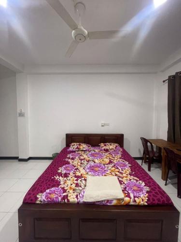 ButtalaHotel Eco Garden的一间卧室配有一张带鲜花的大床