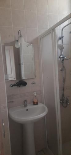 费特希耶La Casa de Oludeniz, Fethiye的一间带水槽和镜子的浴室