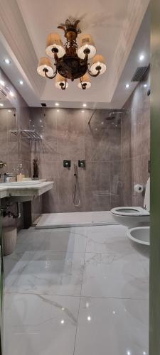 伊塞奥瑞雷斯杜尔罗科利酒店的带淋浴、两个盥洗盆和吊灯的浴室。