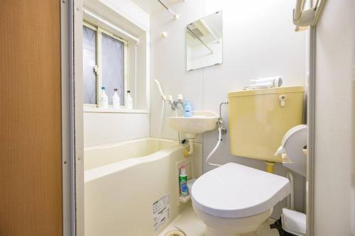 东京Premier suite Yoyogi front detached house的一间带卫生间和水槽的浴室