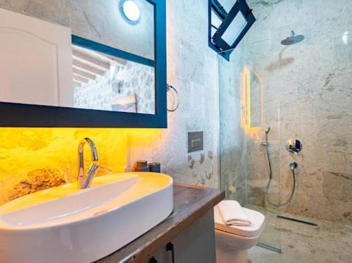 卡斯Villa NazlıSu的一间带水槽、卫生间和镜子的浴室