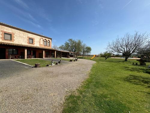 Serra de DaróCan Pujol - Turismo Rural的一座建筑旁边设有草地庭院的建筑