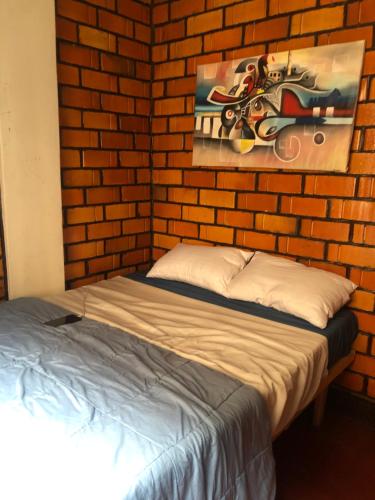 MizingoGinger Homes的墙上画的砖房的一张床位
