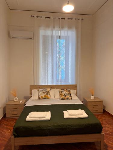 那不勒斯La Tela di Elena的一间卧室设有一张大床和窗户
