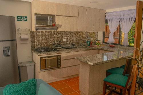 Hermosa casa de campo en GUATAPÉ的厨房或小厨房