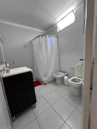 圣萨尔瓦多德朱Casa Felisa的一间带水槽和卫生间的浴室以及窗户。