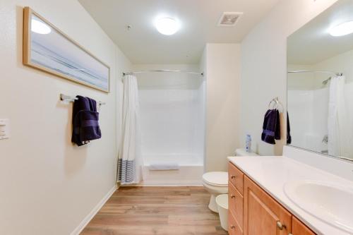 洛杉矶Spacious, Comfortable, and Central Condo的一间带水槽和卫生间的浴室