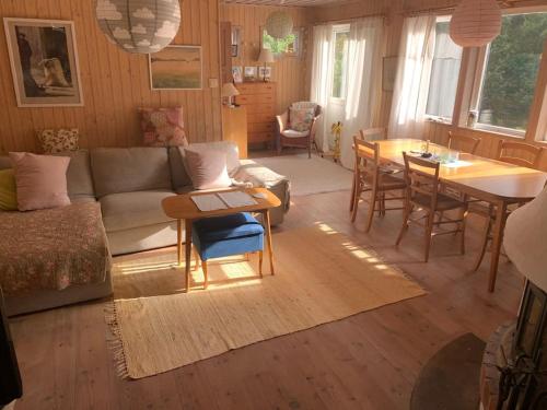 特鲁萨Lättillgängligt och trevligt hus的客厅配有沙发和桌子