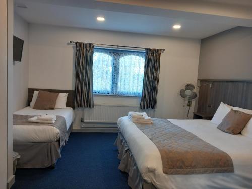 伊舍森堂公园酒店的酒店客房设有两张床和窗户。