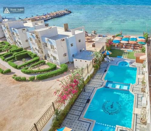赫尔格达Tiba Rose hurghada的享有带游泳池的度假村的空中景致