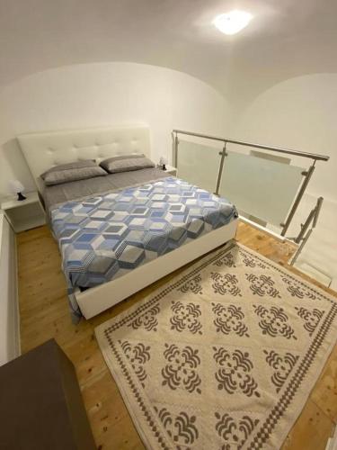蒙泰迪普罗奇达Donna Cuncetta Soppalco Monte di Procida的一间卧室配有一张床和地毯