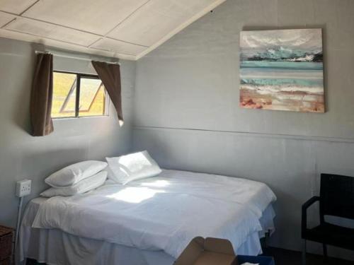 安德伯格Tin Can Glamping Caravan的卧室配有白色的床和窗户