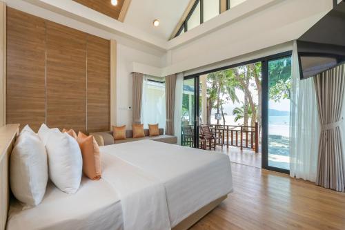 象岛象岛天堂度假村 的卧室设有一张大白色的床和大窗户