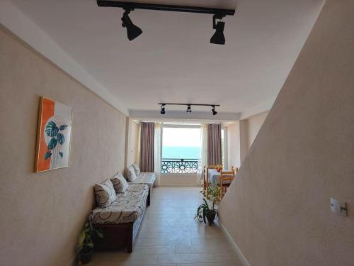 贝贾亚Appartement T2 avec terrasse et Vue mer à Béjaïa proche plage的带沙发的客厅,享有海景
