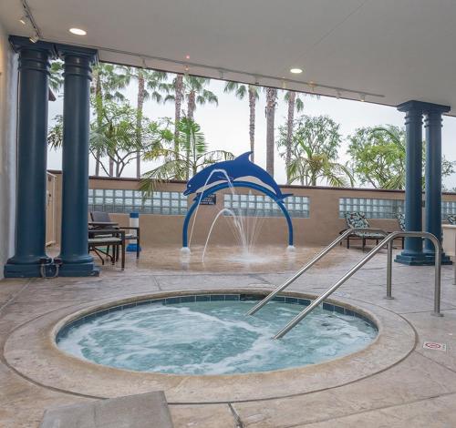 安纳海姆孔雀套房酒店的一座带喷泉的小型游泳池