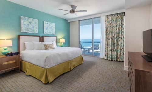 克利尔沃特Club Wyndham Clearwater Beach Resort的一间卧室设有一张床,享有海景