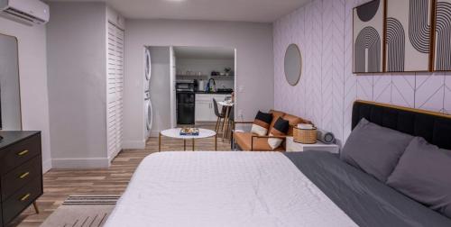 坦帕New Downtown Tampa Cottage for 4的一间卧室设有一张床和一间客厅。