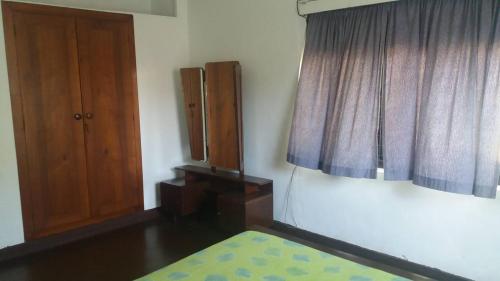 AttidiyaLavania Villa的客房设有床、橱柜和窗户。