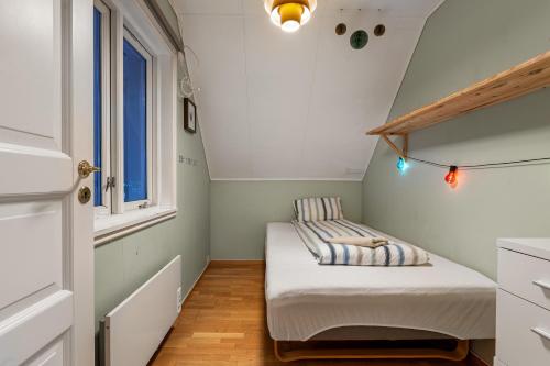 特罗姆瑟Villa Arctica的小房间设有床和窗户