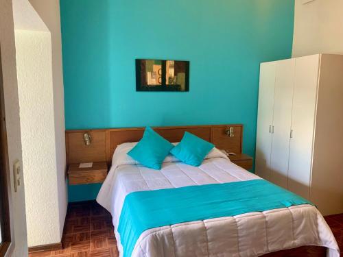 埃斯特角城协和酒店的蓝色卧室,配有蓝色墙壁的床