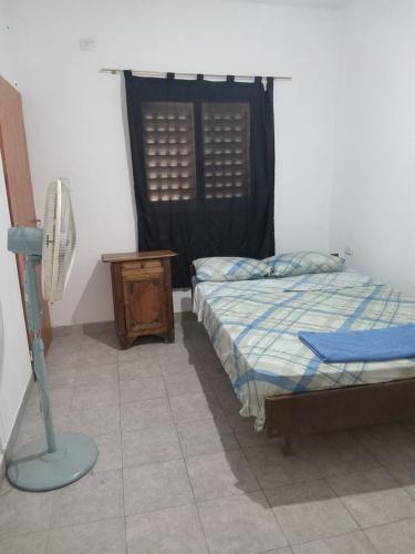 卡塔马卡Depto Dm II centro的一间卧室配有一张床、一张桌子和风扇