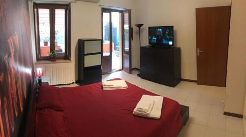维罗纳Garden Wine Suite的一间卧室配有红色的床和电视