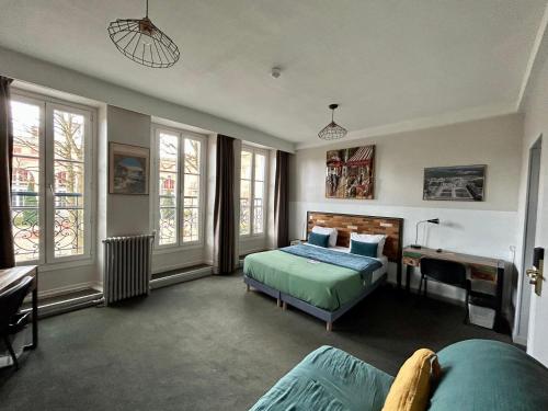 枫丹白露黎塞留巴库斯酒店的卧室配有一张床、一张书桌和窗户。