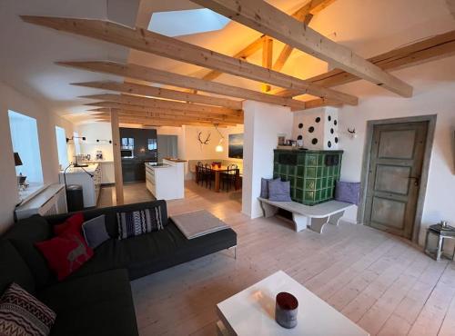 伦格里斯NEU - traumhafte Ferienwohnung mit Bergblick的客厅配有黑色沙发和桌子