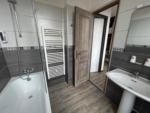 枫丹白露黎塞留巴库斯酒店的带浴缸、水槽和镜子的浴室