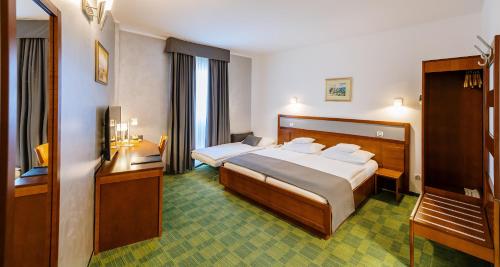萨格勒布Best Western Airport Hotel Stella的酒店客房设有两张床和电视。
