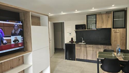 波尔托马林Apartamentos O Caneiro的带平面电视的客厅和厨房。