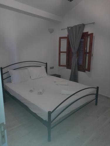 迈伊斯蒂OASIS 1的一间卧室配有一张带白色床单的床和一扇窗户。