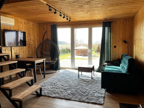 KallinowenLaski Lake Domek na Mazurach的客厅配有沙发和桌子