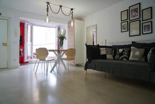 马德里Apartamento Ágüelos的客厅配有沙发和桌椅