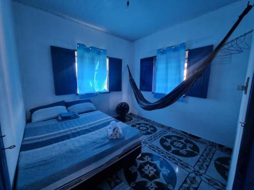 索雷Canto da Sereia.的一间卧室配有一张带吊床的床。