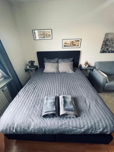 厄勒布鲁Mysiga rummet inne i Örebro的卧室内的一张带两个枕头的床