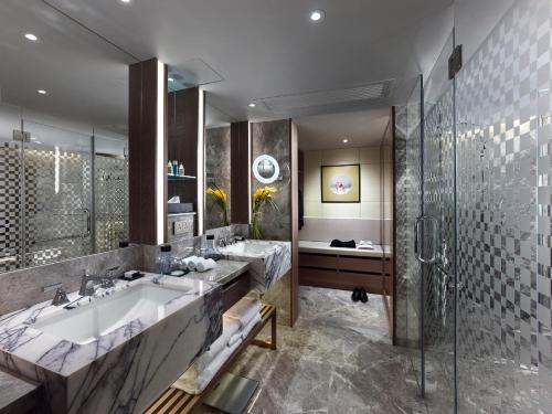 香港海景嘉福洲際酒店的一间带两个盥洗盆和淋浴的浴室