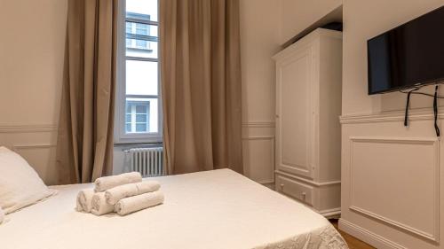 斯培西亚Cavallotti 22的一间卧室配有带毛巾的床