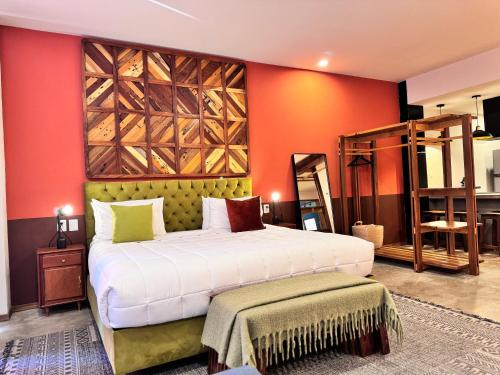 瓜达拉哈拉Hotel Olá Chapultepec的一间卧室设有一张大床和大墙